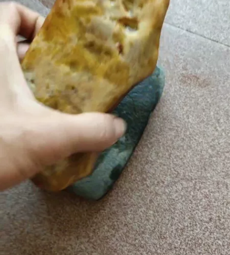 天然奇石，两块很有特色的镇纸石条。尺寸请参...