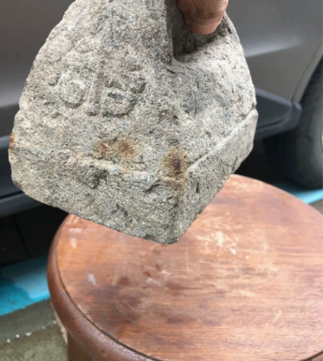 清代书房专用镇纸石，两头雕刻如意工， 品相...