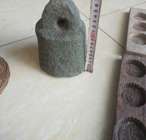 绿豆青石钟形石权一个。品相如图所示。 感兴...