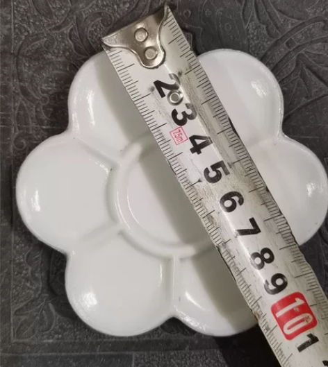 五十年代或更早琉璃调色盘，白如玉，形似梅，...