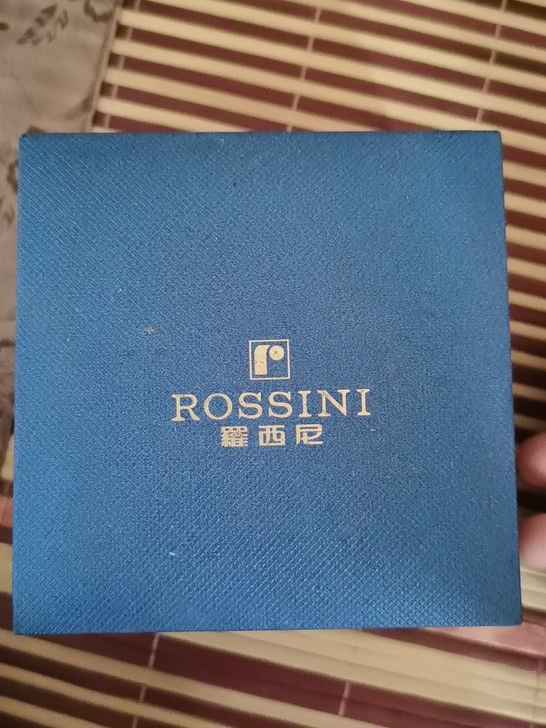 真品罗西尼，蓝宝石表盘不会挂花！很赞