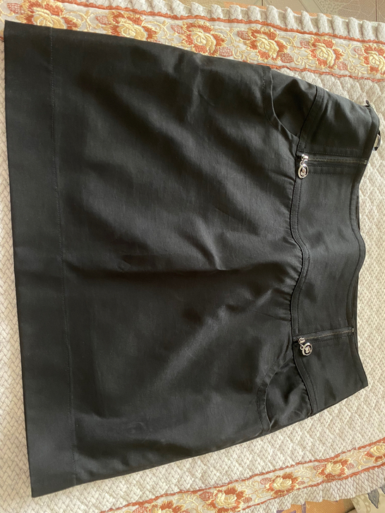 实体店购买，一步裙，裙长44，腰围80。没...