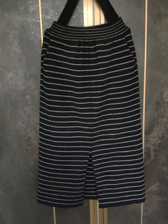 针织包臀裙,前开叉,质量不错,全新,但是没...