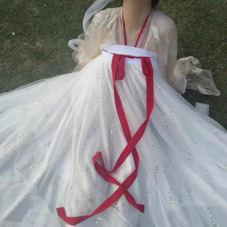 白色亮片垂坠轻纱汉服