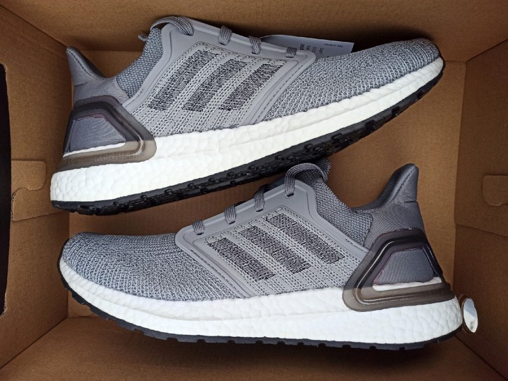 Adidas 灰色boost运动鞋40码