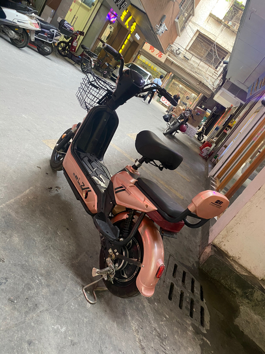 满电40㎞左右3档变速，天能大电池，骨架雅...