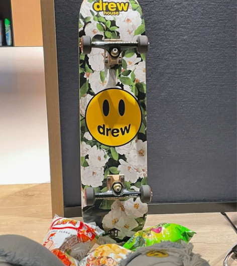 欣赏 Drew House冰玫瑰滑板 感兴...