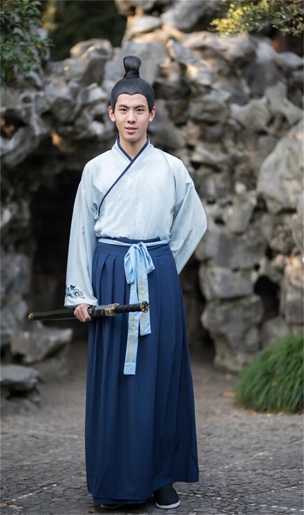 衣服只穿过一次（两个小时），几乎全新，现已...