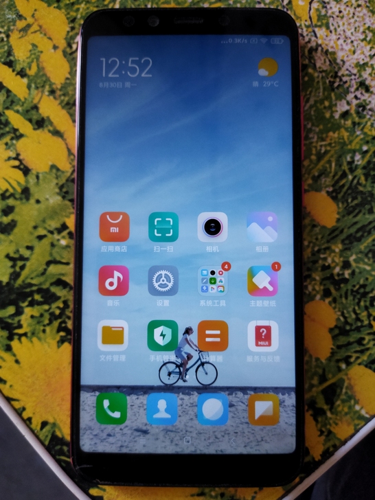 小米6x     屛幕左下角有一条裂痕  ...