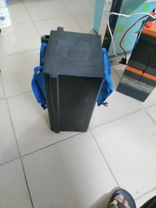 出小刀电动车电池盒一个，图4车原装盒
