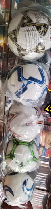 因店铺不开了，低价处理库存，足球有4号、5...