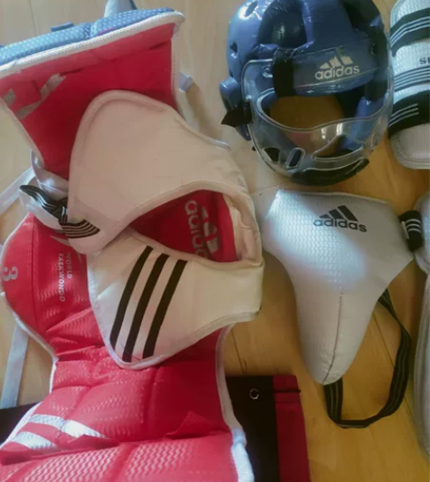 阿迪跆拳道护具八成新10件套 买时700元...