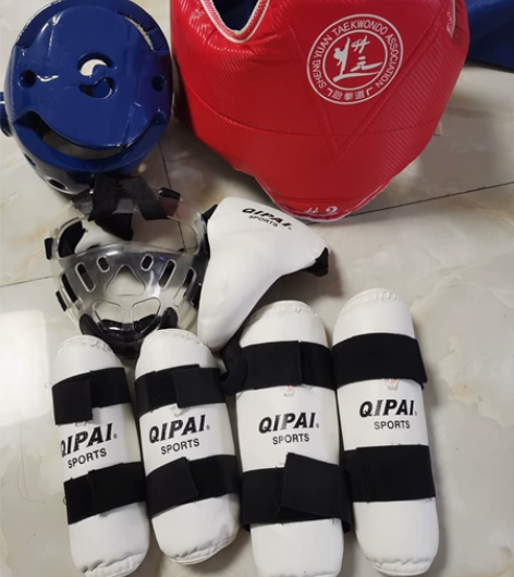 跆拳道护具现在不用了,整套有袋装八成新 感...