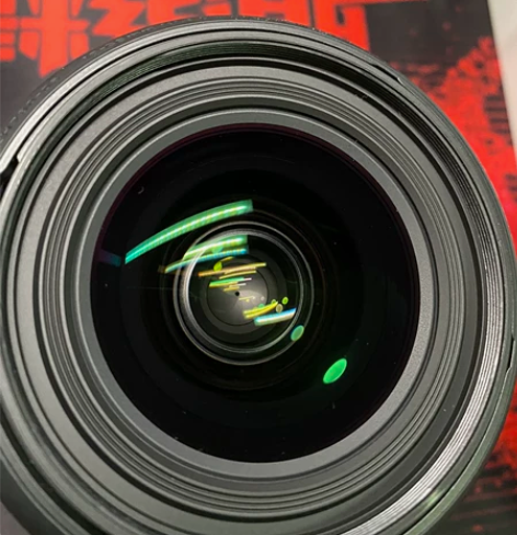 对焦环和变焦环有使用痕迹,镜头干净,无霉斑...