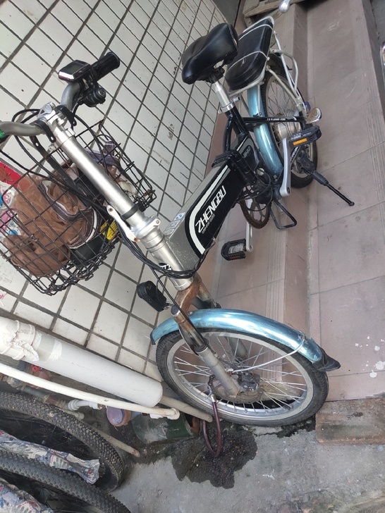 代驾折叠电动车，锂电池可以跑40km左右，...