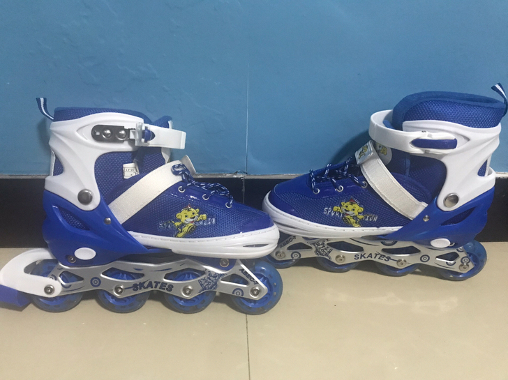 儿童轮滑鞋全新 附赠头盔，护膝，手套 鞋号...