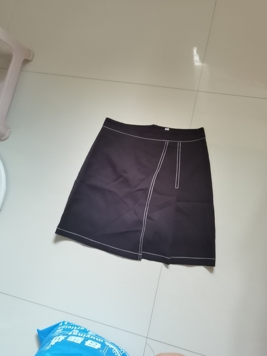 纯黑色后拉链小裙，l码