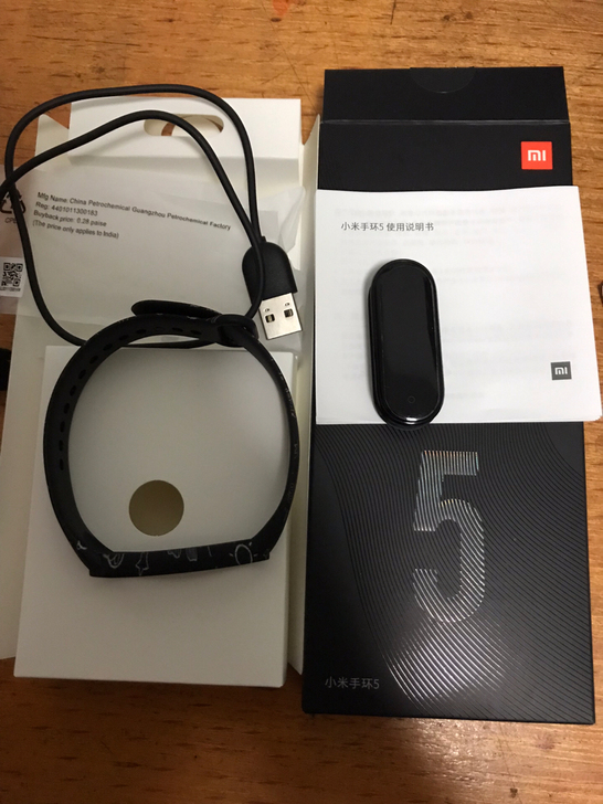 小米手环5，功能正常，成色不错无划痕，送两...