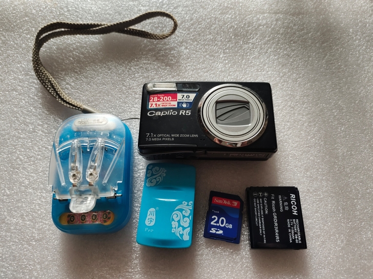 出一台理光R5数码相机，成色品相看图片，实...