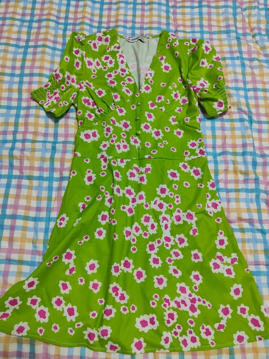 很美的绿色裙子，实物没有那么深，s码，95...