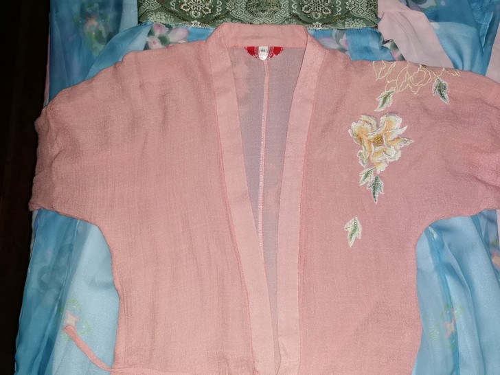 出如梦霓裳齐胸汉服一套，尺码165。带大袖...