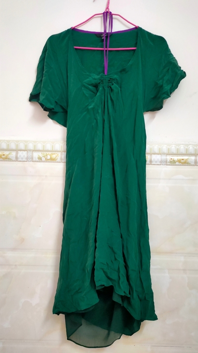 墨绿色桑蚕丝连衣裙。M、L码可穿，穿一次。...