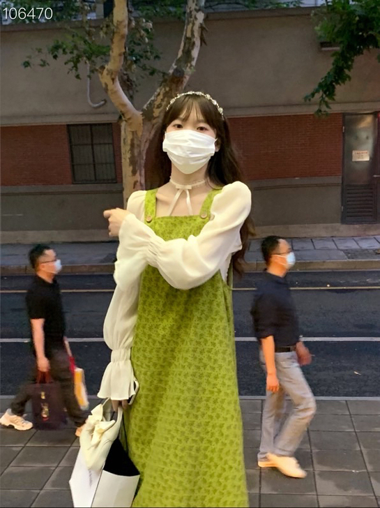 夏日会在晚餐后-绿色复古茶花背带裙减龄宽肩...