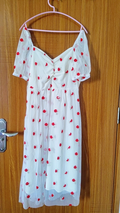 来一组断舍离的裙裙 都是全新的和九九新的