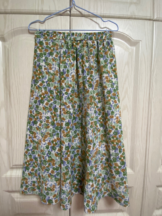 裙子短袖 一套 很显白的绿色 小碎花很特别...