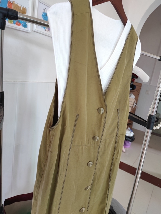 国外带回 橄榄绿背带裙 96%天丝+4%亚麻