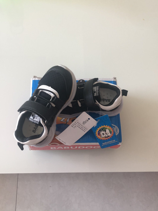 全新正品巴布豆春秋款运动鞋，26码，吊牌完...