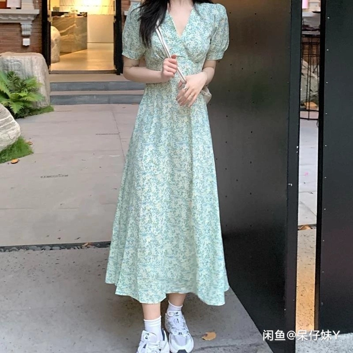 【全新包邮】V领泡泡袖碎花连衣裙女夏季20...