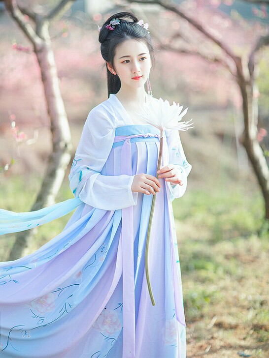 出如梦霓裳如图所示的一套，裙子改短过，适合...