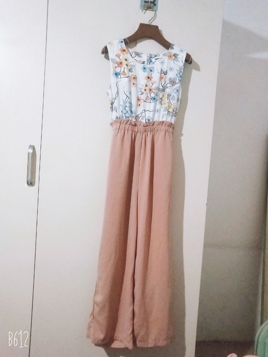 连体裤，在爱依服实体店买的花了一百几十块钱...