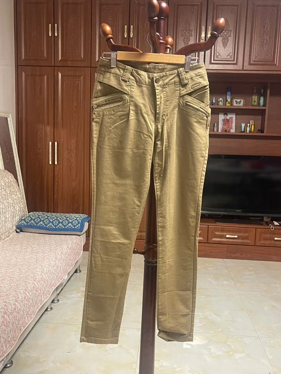 女休闲裤，卡其色，没有穿过，全新的建议腰围...