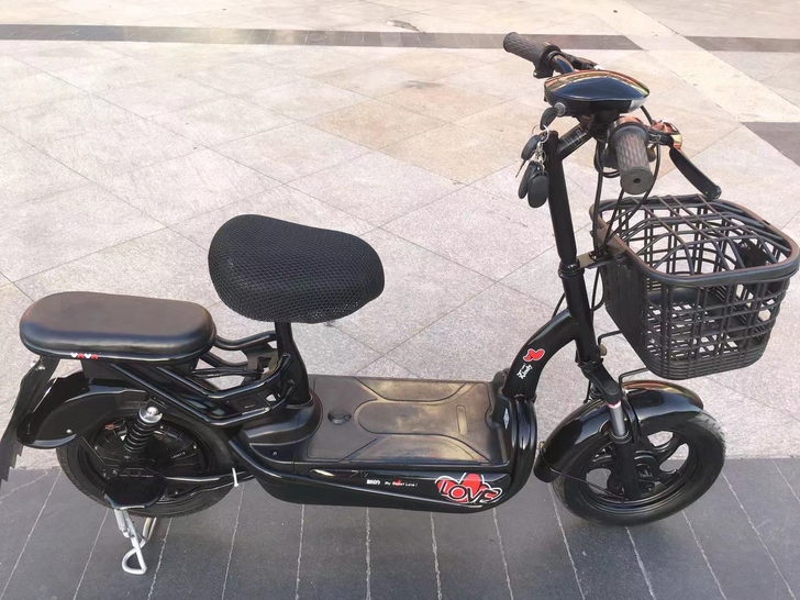 新的电动车，内置锂电池，可跑25-30公里...