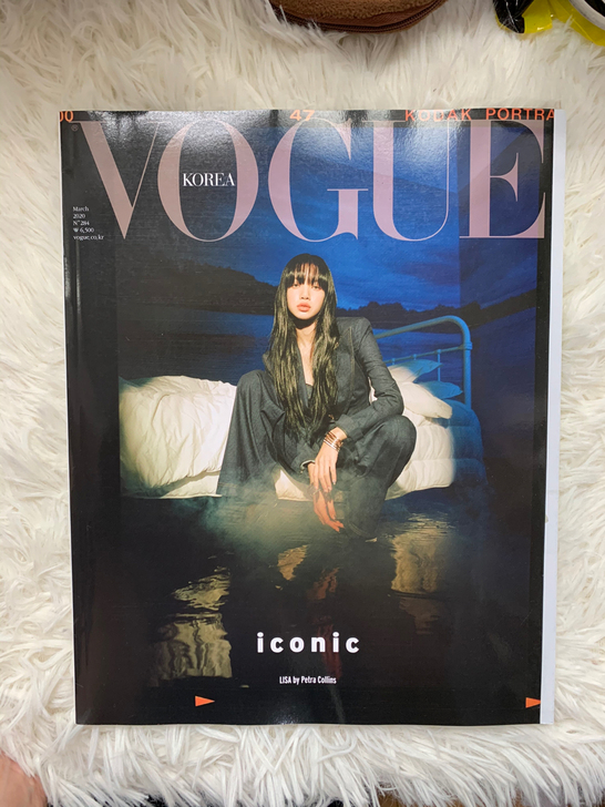 出blackpink lisa杂志vogue