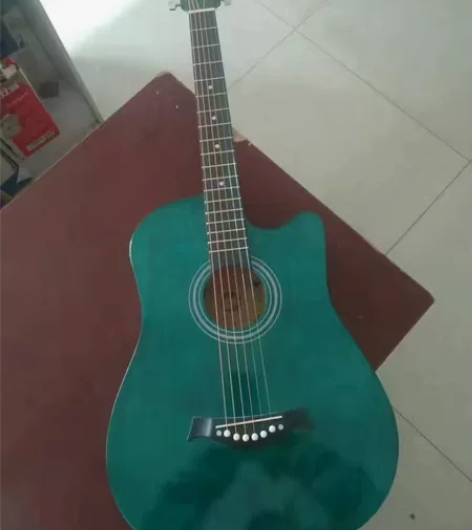 着急出售原价1500多全新单板吉他，这把吉...
