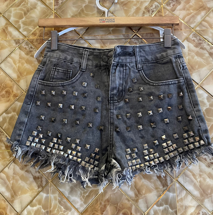 铆钉牛仔短裤s码，衣服太多啦出给喜欢的姐妹...