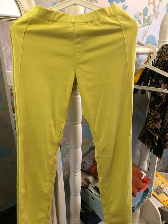 全新，手感很舒服，淡黄色