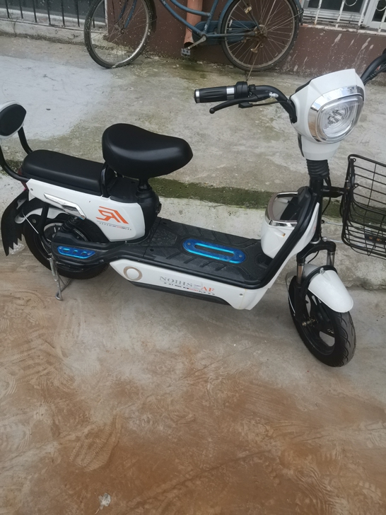 典鸽 电动自行车 ！买了之后就下雨一直没骑...
