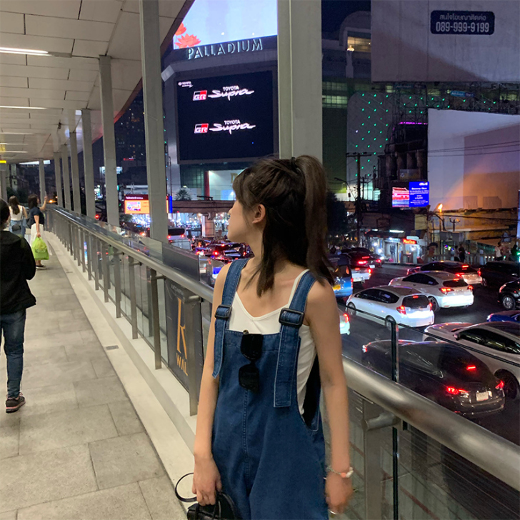 牛仔裤背带裤减龄,只穿过两次,几乎是全新。