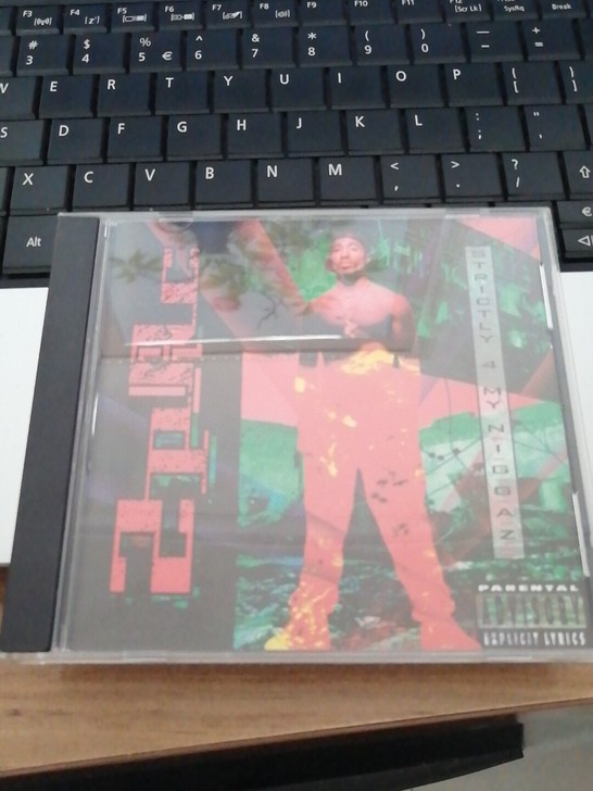2pac封底有小口，盘完好