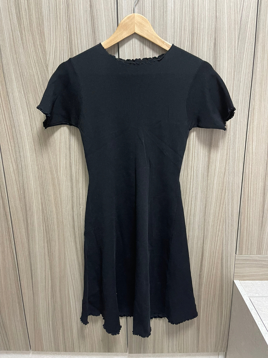标价是衣服的价格，邮费自理。