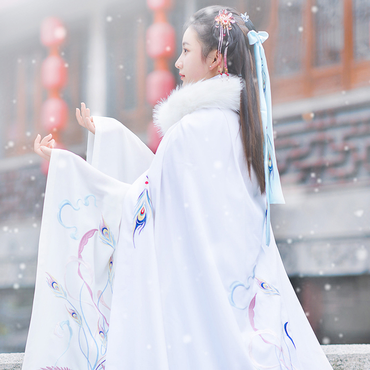 如梦霓裳 红色，九成新，只穿过一两次