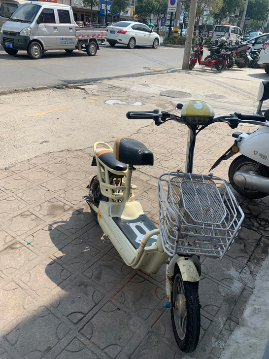 低价出售一台不错的小电瓶车，电瓶好，新轮胎...