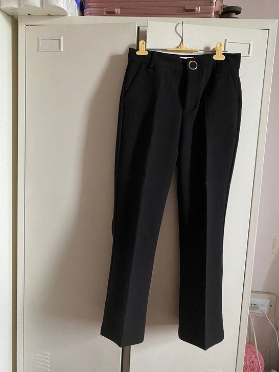 超级显瘦黑色西裤！ 版型巨好！ 但对我来说...