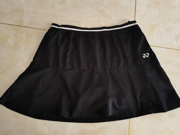 尤尼克斯运动羽毛球短裙。现在瘦了。转给需要...