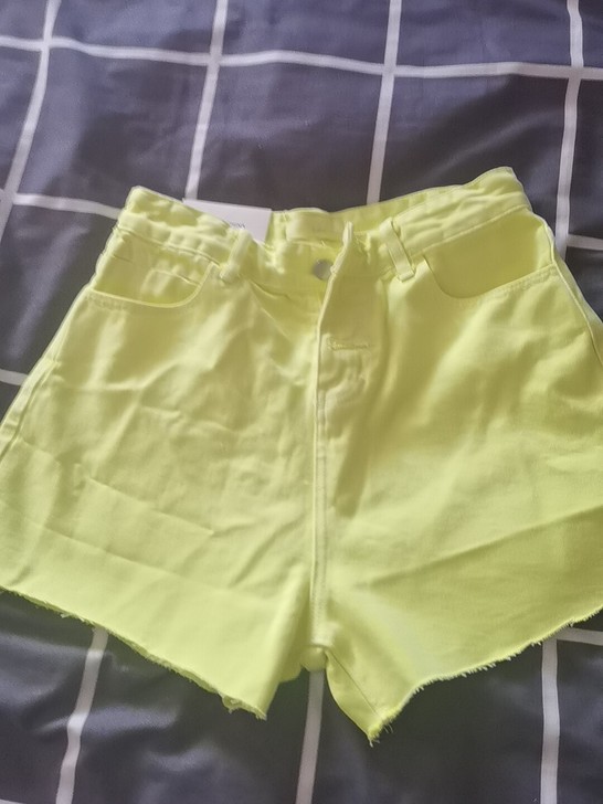 牛仔短裤，颜色很靓丽哦，适合115斤以为的...