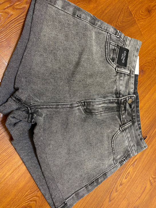 全新，灰色牛仔短裤，柔软面料